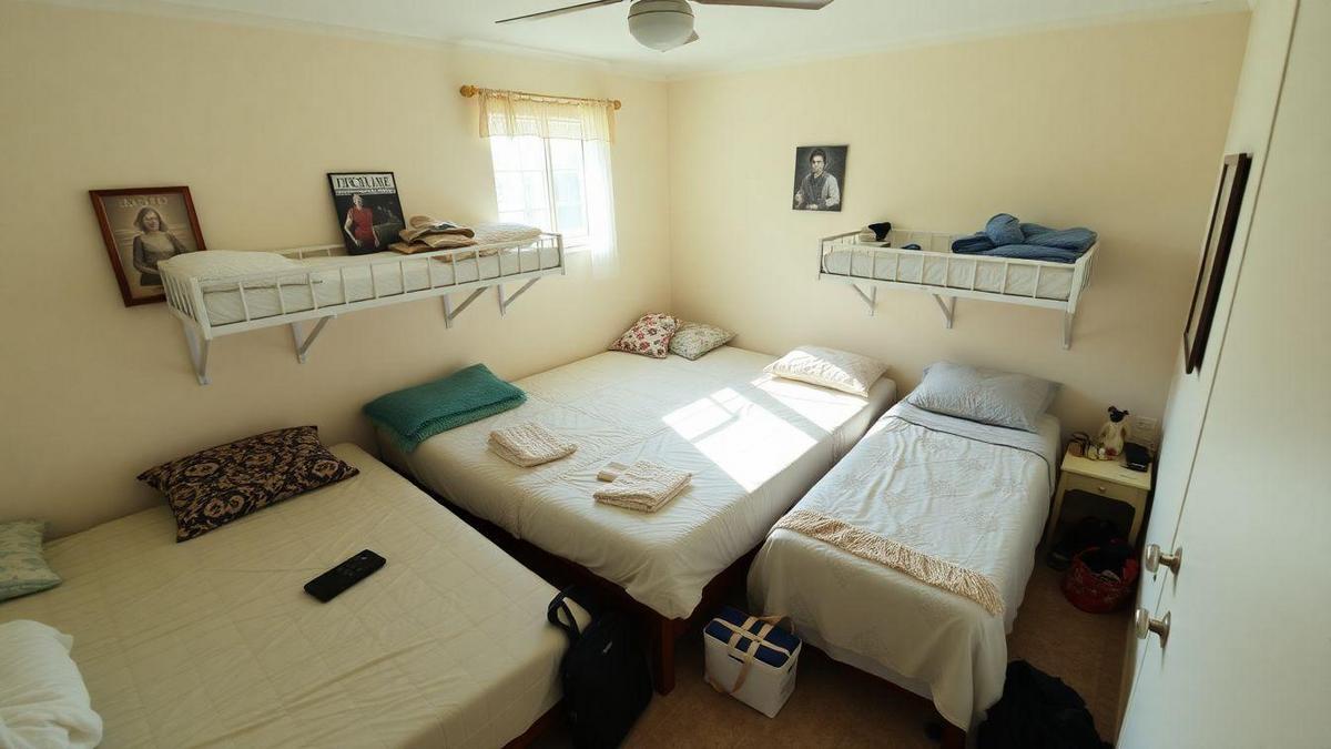 minha-primeira-vez-em-um-quarto-compartilhado-so-com-estranhos